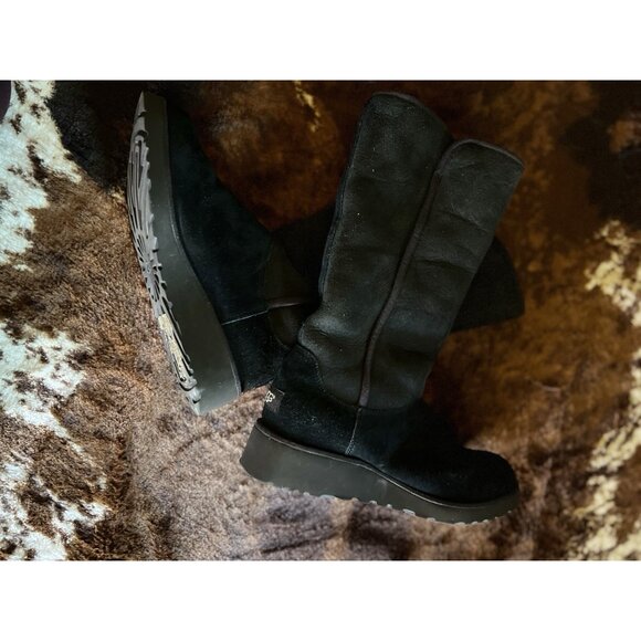 UGG Amie Black Suede Fur Wedge Boots Womens Size 8 - Picture 3 of 9